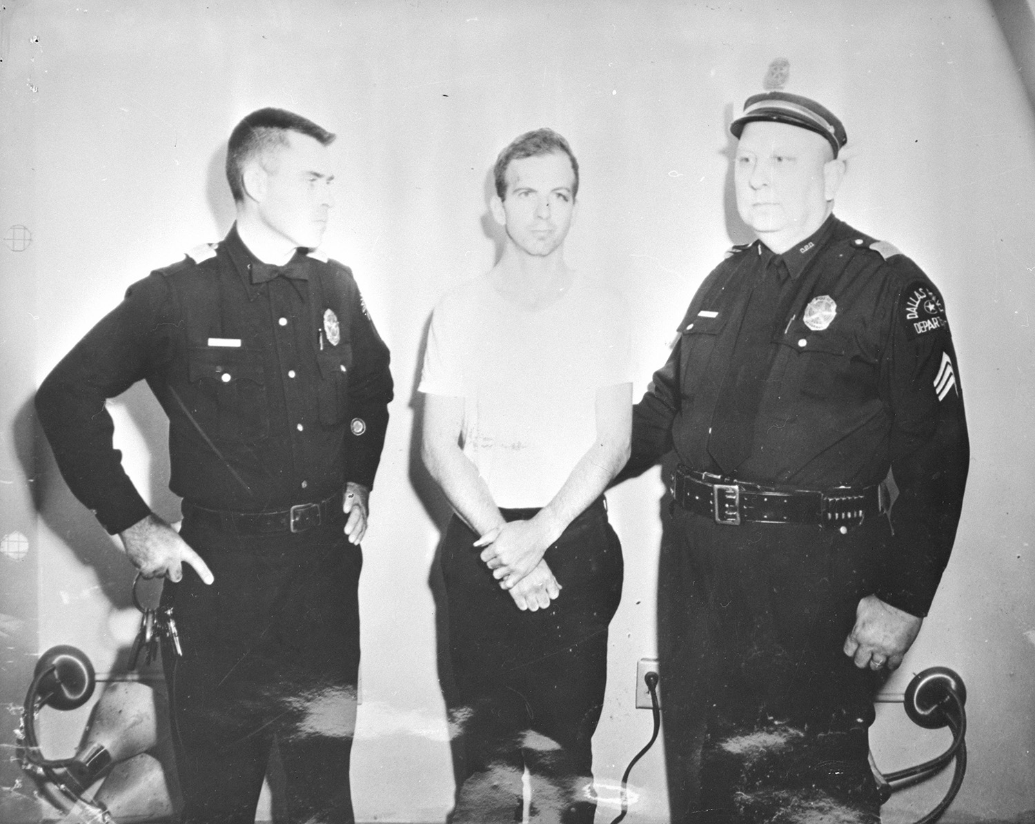 Warren Commission exhibit CE 520
Photograph of Lee Harvey Oswald and two policemen taken after Oswald's arrest
CE 520_2007_001